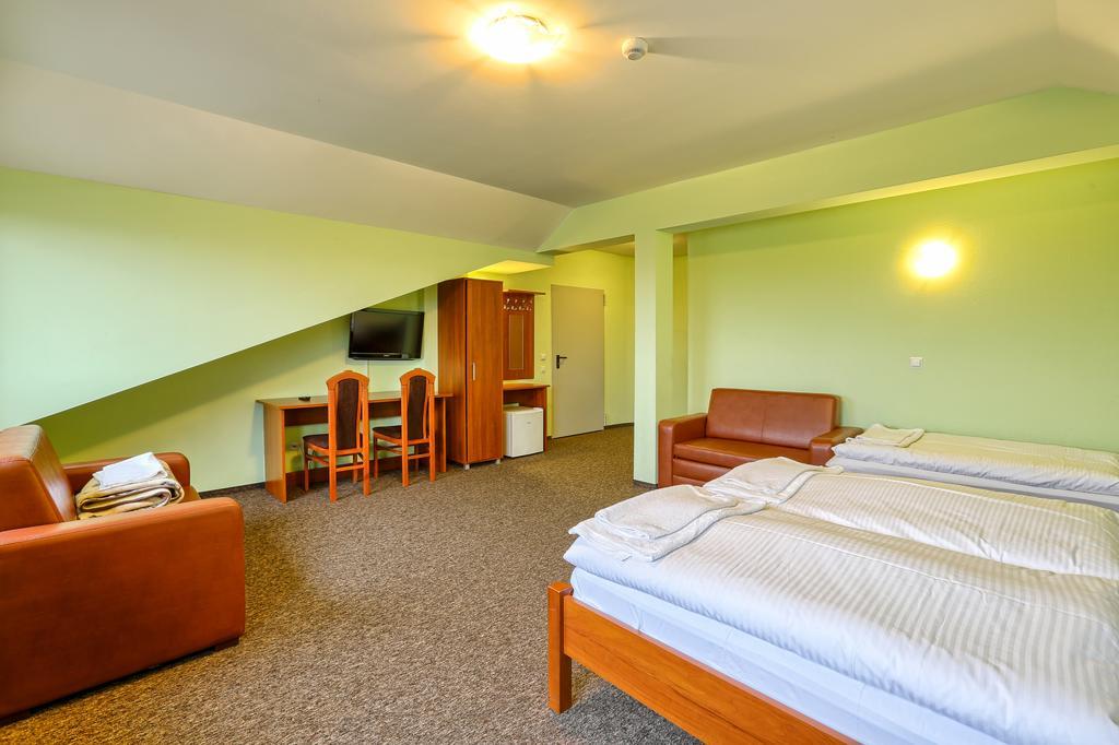 שאוסטוביצה Hotel Tenis חדר תמונה